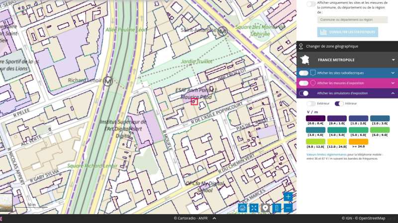 Plan d'un quartier de Paris autour du métro Richard-Lenoir : les contours des bâtiments sont colorés selon le niveau d'ondes estimé à l'intérieur, presque tous en violet foncé ; à droite, le panneau de réglages avec l'option « Intérieur » activée et l'échelle de couleurs en V/m.