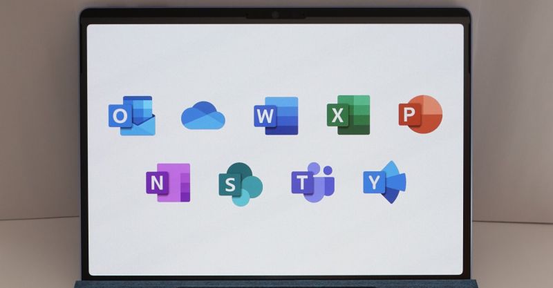 L'écran d'une tablette Surface de Microsoft affiche les icônes d'Outlook, OneDrive, Word, Excel, PowerPoint, OneNote, SharePoint, Teams et Viva Engage.
