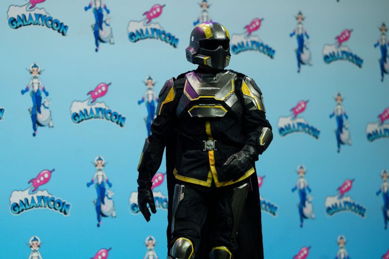 Une personne costumée en soldat de Helldivers, casque et armure, au concours de cosplay de GalaxyCon San Jose.