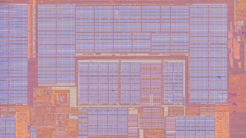 Vue au microscope de la surface d'une puce de processeur Intel : des blocs rectangulaires aux motifs réguliers, dont ceux de la mémoire cache.