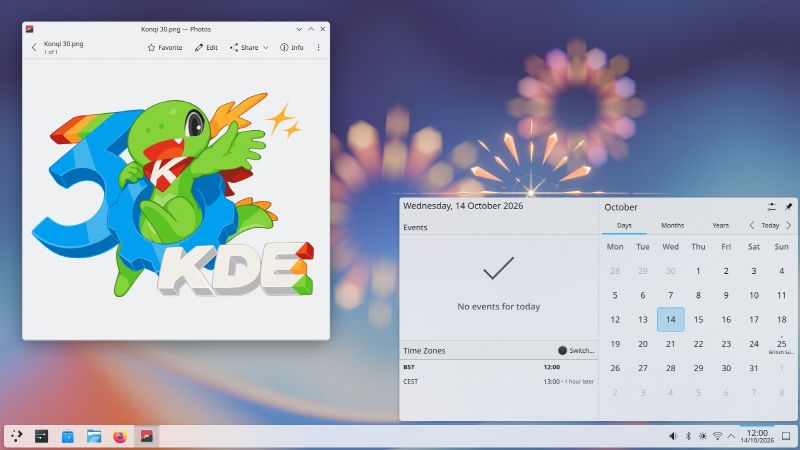 Bureau Plasma 6.8 : une fenêtre Photos affiche la mascotte Konqi devant un « 30 KDE », à côté d'un calendrier ouvert sur le 14 octobre 2026 et d'une barre des tâches en bas de l'écran.