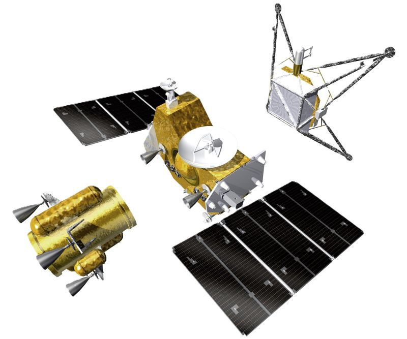 Image de synthèse sur fond blanc : à gauche un module doré cylindrique muni de tuyères, au centre le corps doré de la sonde avec une grande antenne parabolique et deux panneaux solaires noirs, en haut à droite un module argenté à pieds et structure en treillis.