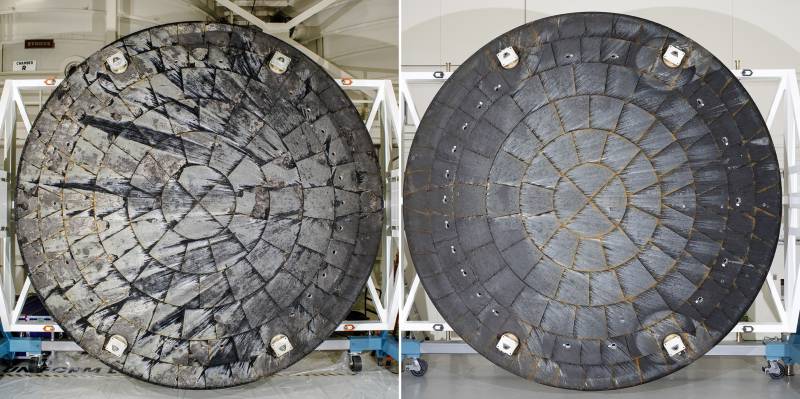 Deux grands disques posés debout dans des bâtis blancs, chacun formé de blocs en anneaux concentriques. Celui de gauche est gris clair, strié de longues traînées noires et marqué de zones creusées aux contours irréguliers ; celui de droite, plus sombre et plus uniforme, ne montre que de fines stries.
