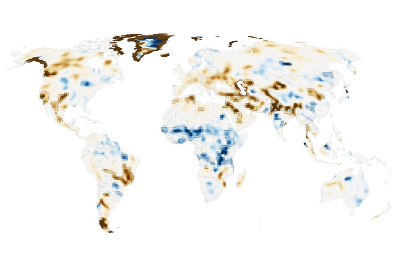 Planisphère des continents en dégradés de brun (pertes d'eau) et de bleu (gains), sans échelle : brun foncé au Groenland, en Alaska, en Patagonie et du Moyen-Orient au nord de l'Inde, bleu en Afrique de l'Ouest et de l'Est ; des contours noirs entourent les régions où l'évolution est liée aux activités humaines.