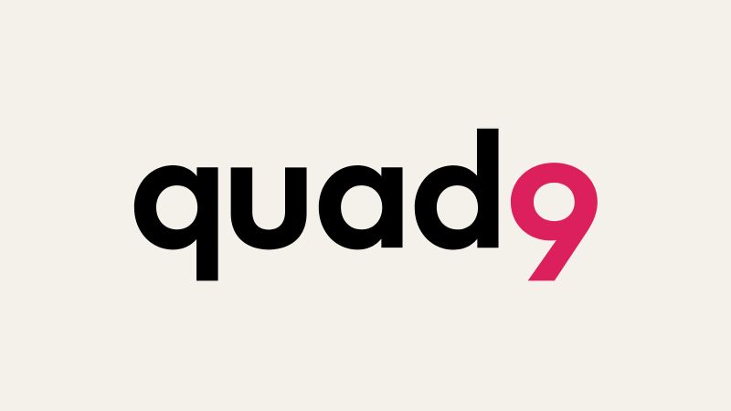 Logo de Quad9 : le mot « quad » en minuscules noires suivi d'un 9 rose framboise, sur fond crème.