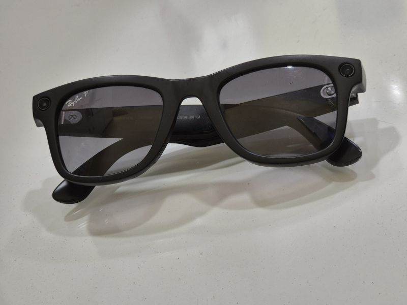 Paire de Ray-Ban Meta de deuxième génération, monture Wayfarer, avec la caméra et le voyant d'enregistrement de part et d'autre de la face avant.