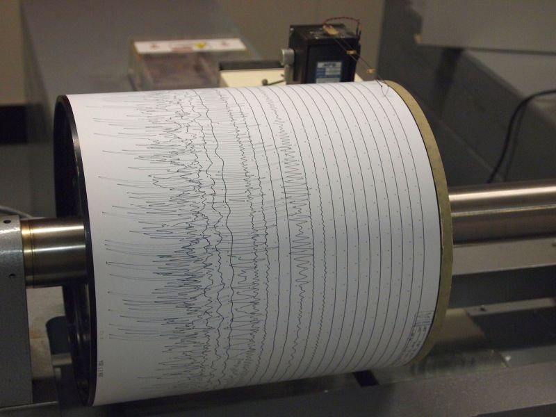 Un sismographe à tambour trace sur papier les oscillations serrées d’un séisme.